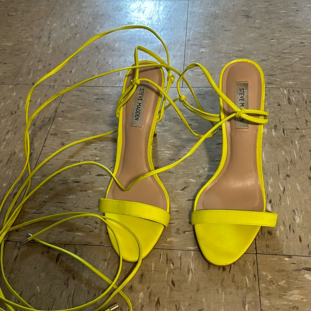 Gorgeous Steve Madden Lace up shoes!
